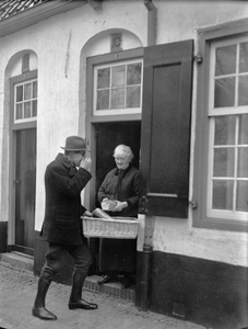 400108 Afbeelding van broodbezorger B.J. Nijenhuis tijdens het afleveren van brood bij mej. M.E. van Doorn (Lepelenburg ...
